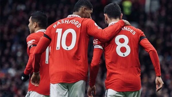 赢下布伦特福德后，曼联球迷集体挽留卡塞米罗“再来一年”