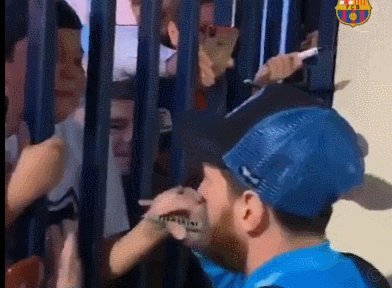 差点连笔都送了！球迷签名笔失灵，梅西用自己的笔完成签名