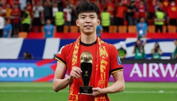 苗润东刚入选U19国足，已经有人说王钰栋未来得给他让位了