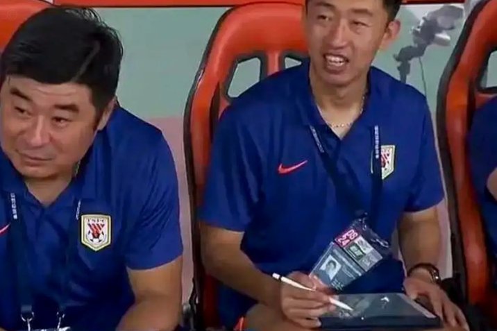 看到一场临场指挥比韩鹏教练组还弱的。。。