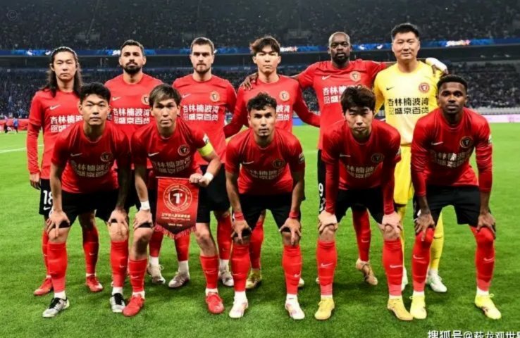邦本宜裕铲球顺势铲到罗竞小腿，裁判没有表示