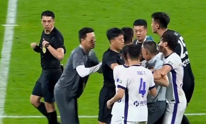 历史首次！中超主裁艾堃现场开麦，向全场解释VAR判罚